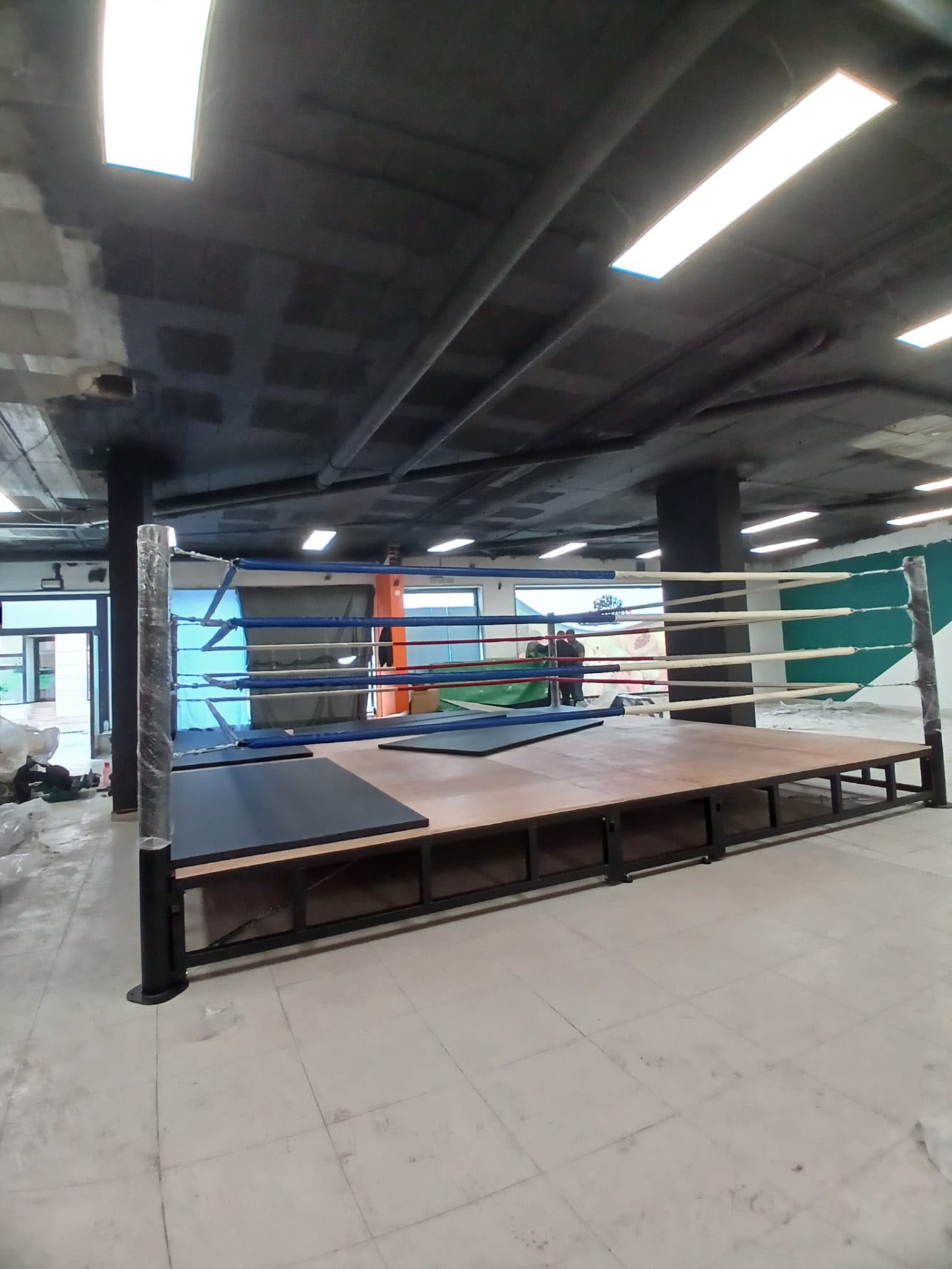 Steel frame and deck of a platform ring during installation
