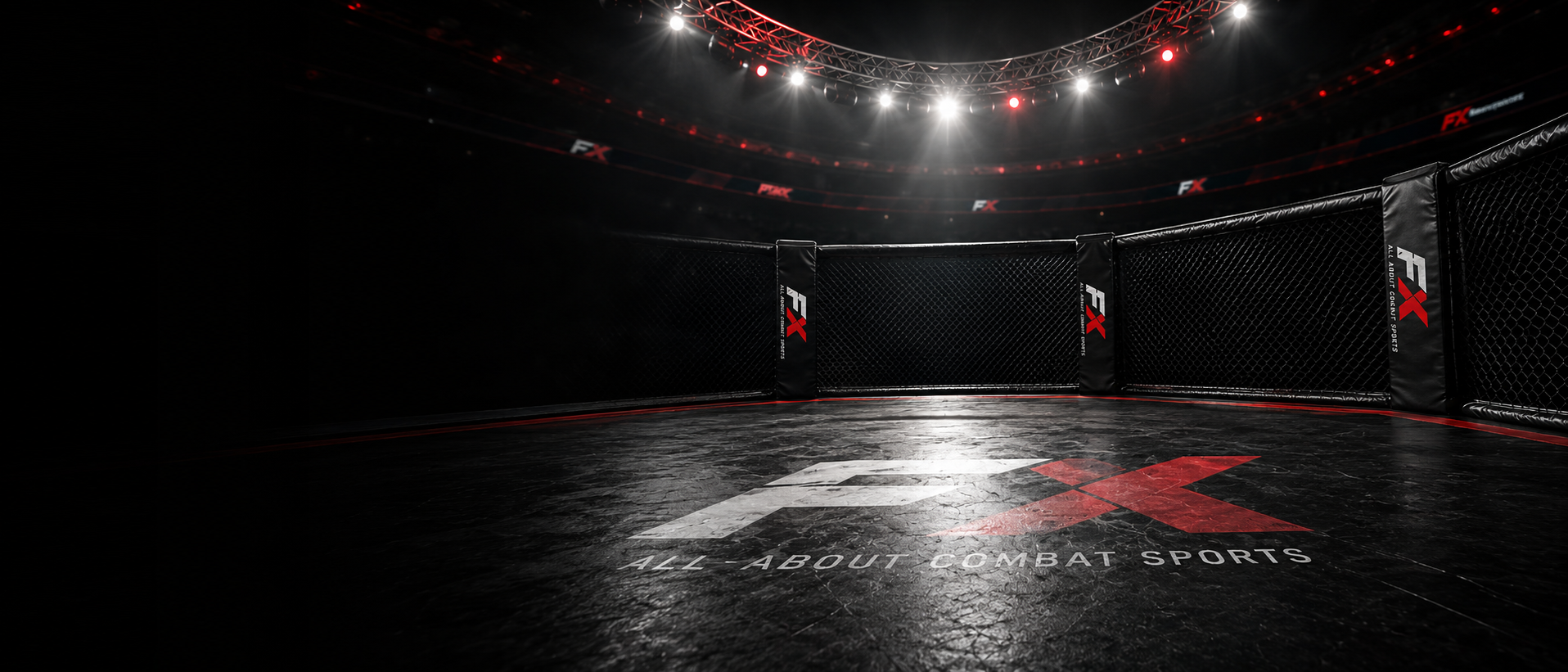 Jaula de MMA FX iluminada numa arena escura com o logótipo FX no piso