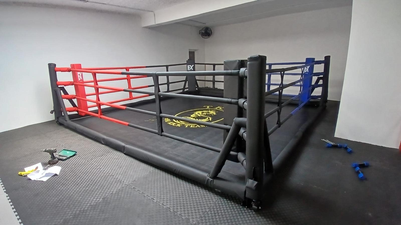 Overview of the FX foldable ring with red, blue and black ropes at Thai Kick Team